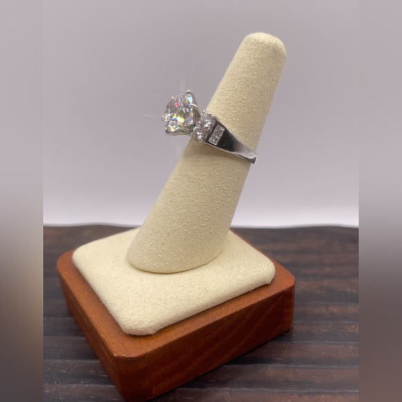 2.5 carat Round Cubic Zirconia solitaire in 925 Sterling Silver Setting - Size 6 - Picture 11 of 14